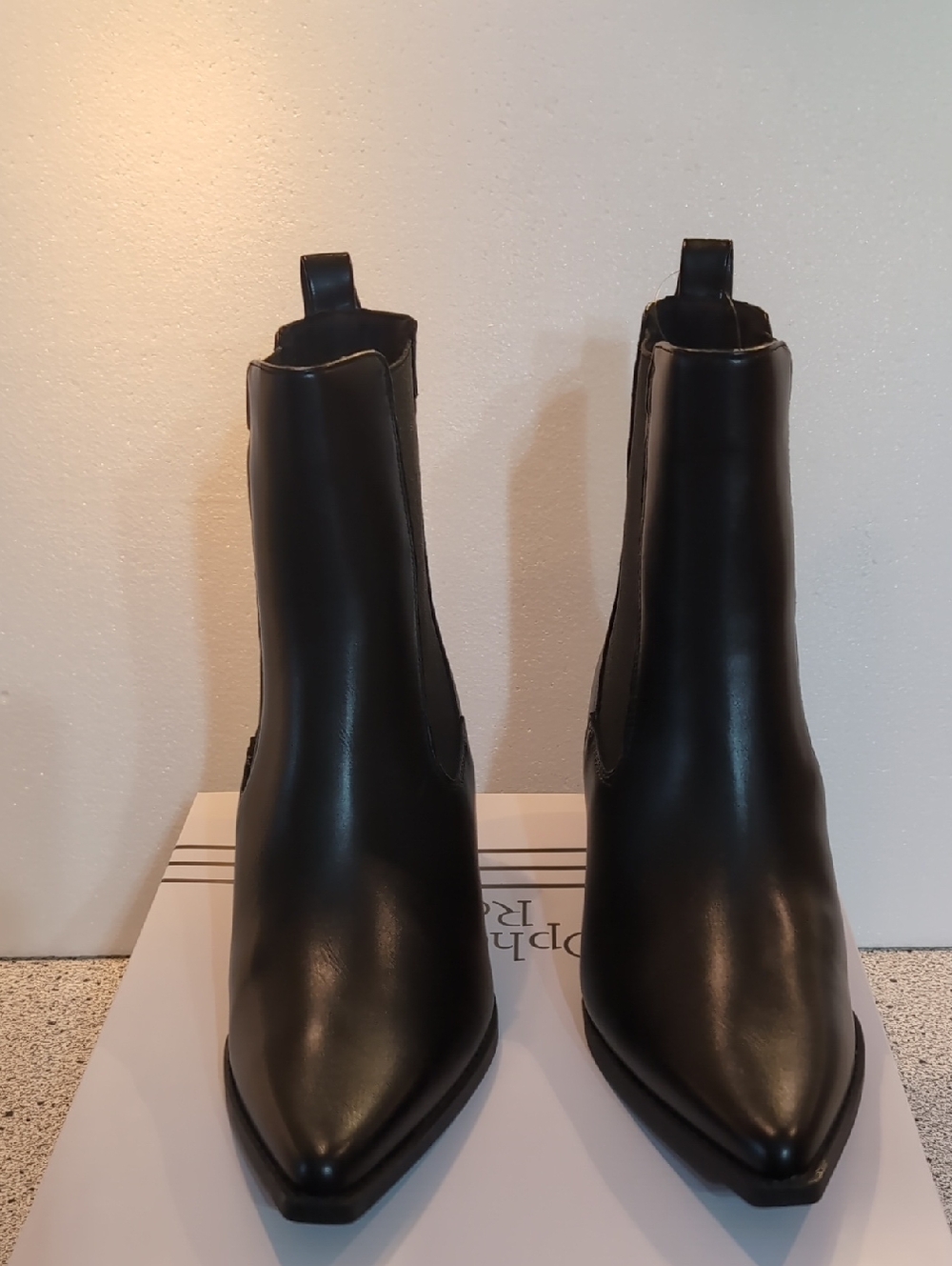 NWT Women's Size 8 Medium Ophelia Roe Black Leather Pull On Chelsea Boots